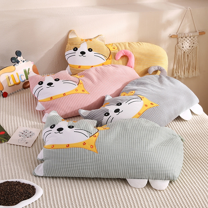 91家纺网 家纺一手货源 找家纺 蔻眠 泡芙猫-全棉双层纱刺绣荞麦护颈枕头儿童卡通枕芯 主图