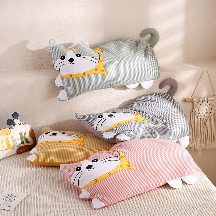 91家纺网 家纺一手货源 找家纺 蔻眠 泡芙猫-全棉双层纱刺绣荞麦护颈枕头儿童卡通枕芯 主图