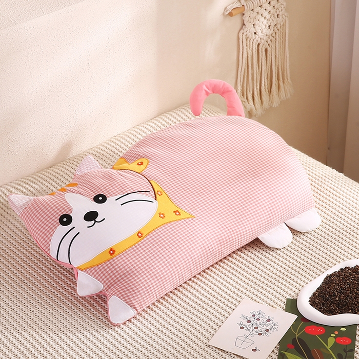 91家纺网 家纺一手货源 找家纺 蔻眠 泡芙猫-全棉双层纱刺绣荞麦护颈枕头儿童卡通枕芯 泡芙猫-粉