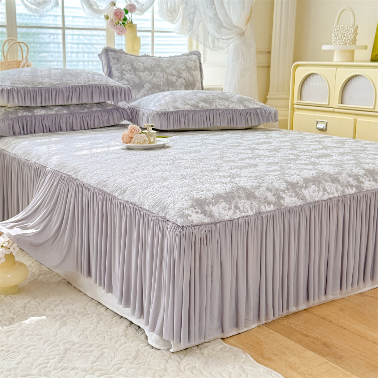 91家纺网 家纺一手货源 找家纺 绒棉世家 2026新款高克重PE聚乙中分子提花刺绣法式花边凉感软席 雾花-浅灰