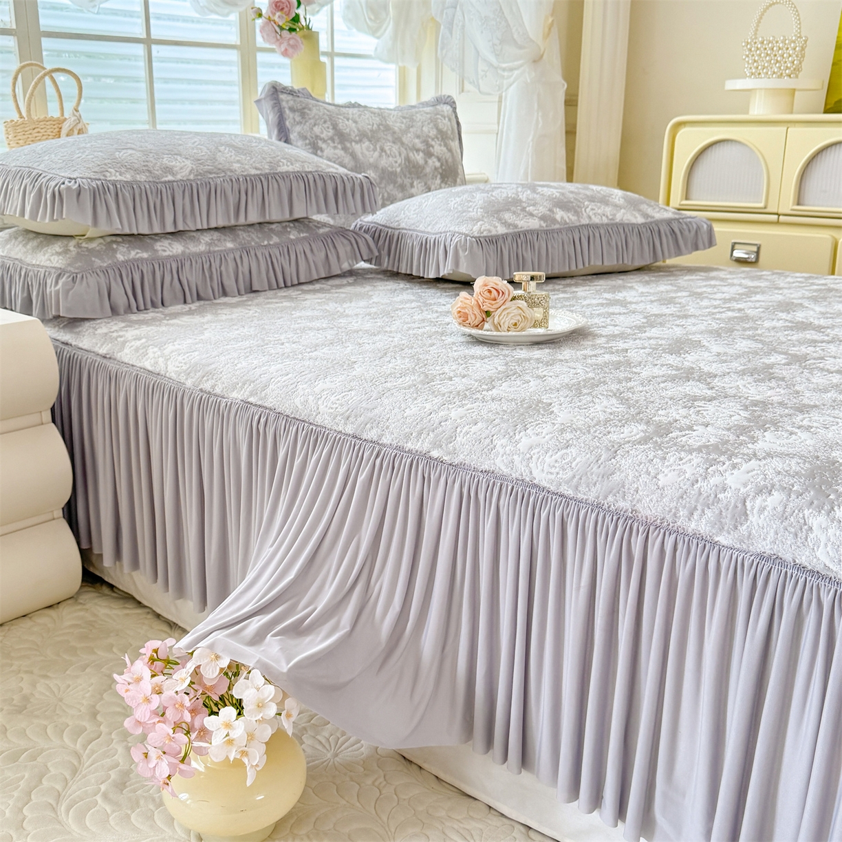 91家纺网 家纺一手货源 找家纺 绒棉世家 2026新款高克重PE聚乙中分子提花刺绣法式花边凉感软席 雾花-浅灰