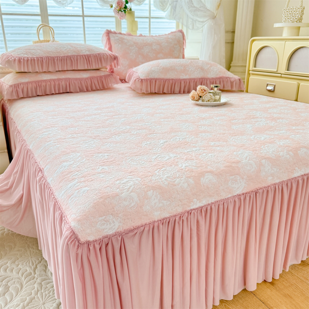 91家纺网 家纺一手货源 找家纺 绒棉世家 2026新款高克重PE聚乙中分子提花刺绣法式花边凉感软席 雾花-粉玉