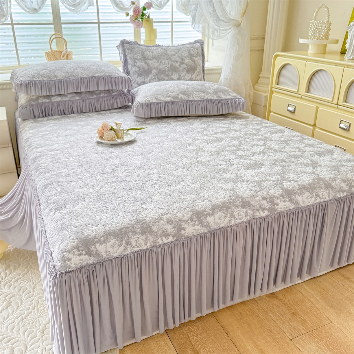 91家纺网 家纺一手货源 找家纺 绒棉世家 2026新款高克重PE聚乙中分子提花刺绣法式花边凉感软席 雾花-浅灰