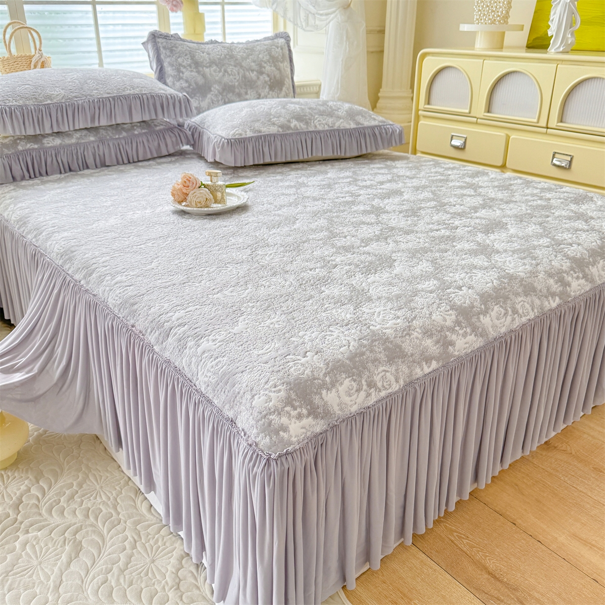 91家纺网 家纺一手货源 找家纺 绒棉世家 2026新款高克重PE聚乙中分子提花刺绣法式花边凉感软席 雾花-浅灰