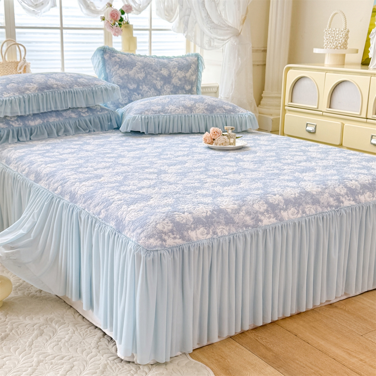 91家纺网 家纺一手货源 找家纺 绒棉世家 2026新款高克重PE聚乙中分子提花刺绣法式花边凉感软席 雾花-天蓝