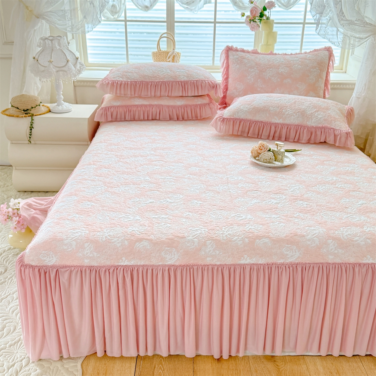 91家纺网 家纺一手货源 找家纺 绒棉世家 2026新款高克重PE聚乙中分子提花刺绣法式花边凉感软席 雾花-粉玉