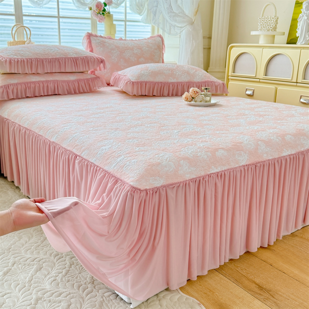 91家纺网 家纺一手货源 找家纺 绒棉世家 2026新款高克重PE聚乙中分子提花刺绣法式花边凉感软席 雾花-粉玉