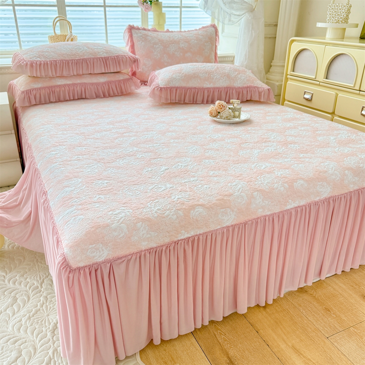 91家纺网 家纺一手货源 找家纺 绒棉世家 2026新款高克重PE聚乙中分子提花刺绣法式花边凉感软席 雾花-粉玉