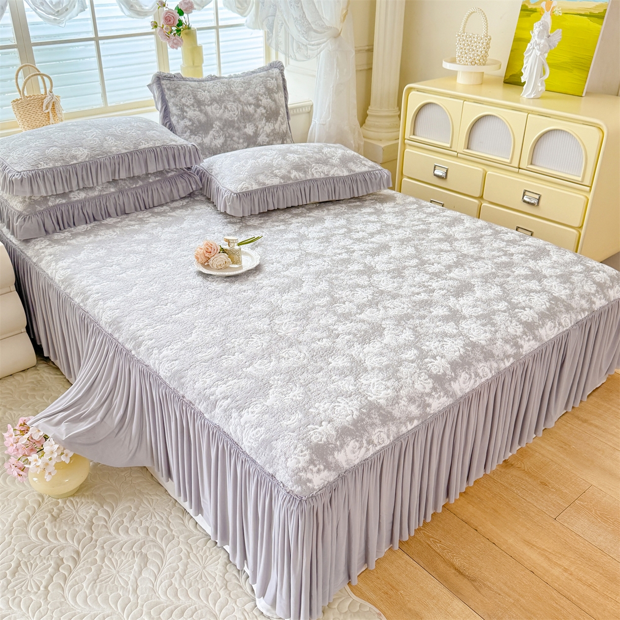 91家纺网 家纺一手货源 找家纺 绒棉世家 2026新款高克重PE聚乙中分子提花刺绣法式花边凉感软席 雾花-浅灰