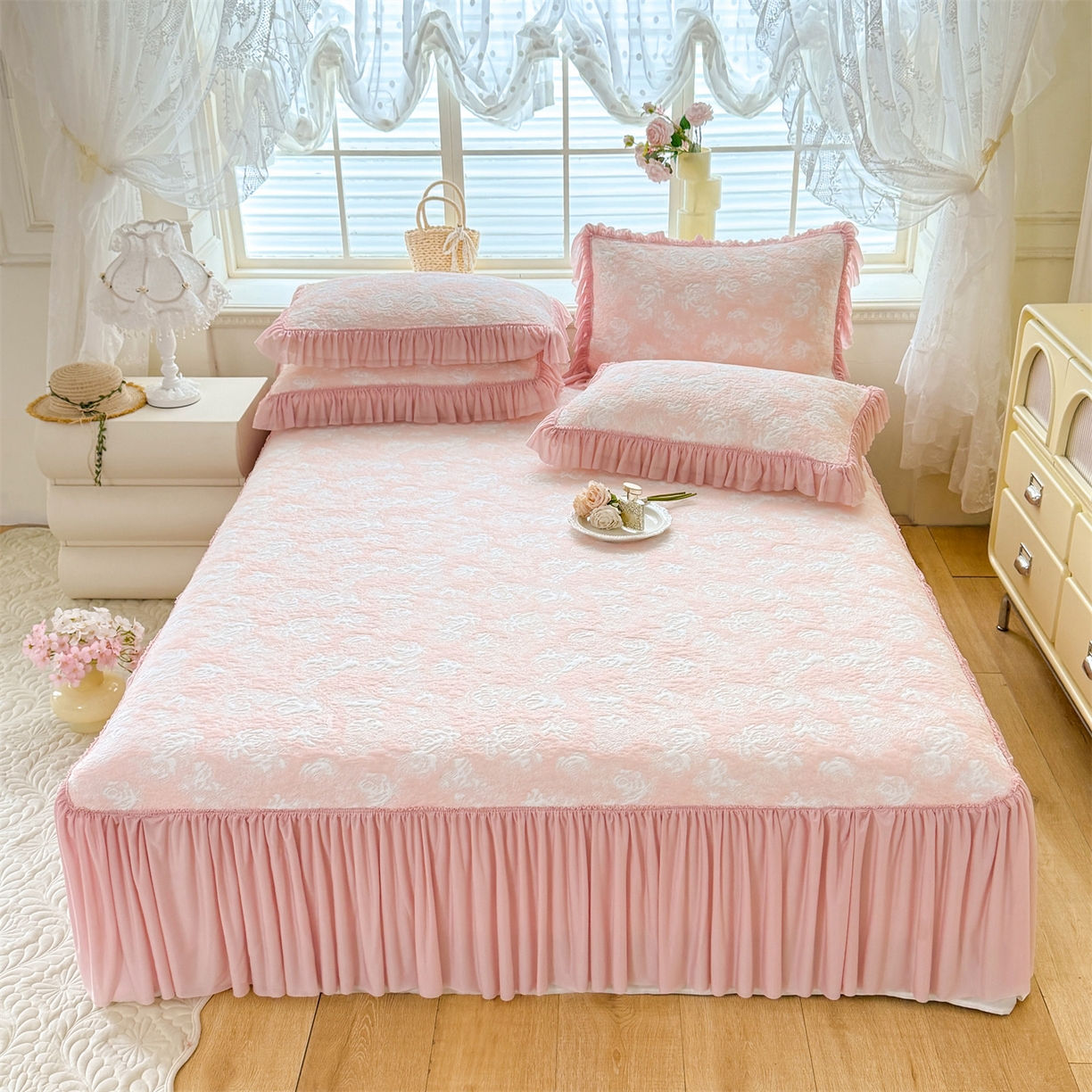 91家纺网 家纺一手货源 找家纺 绒棉世家 2026新款高克重PE聚乙中分子提花刺绣法式花边凉感软席 雾花-粉玉