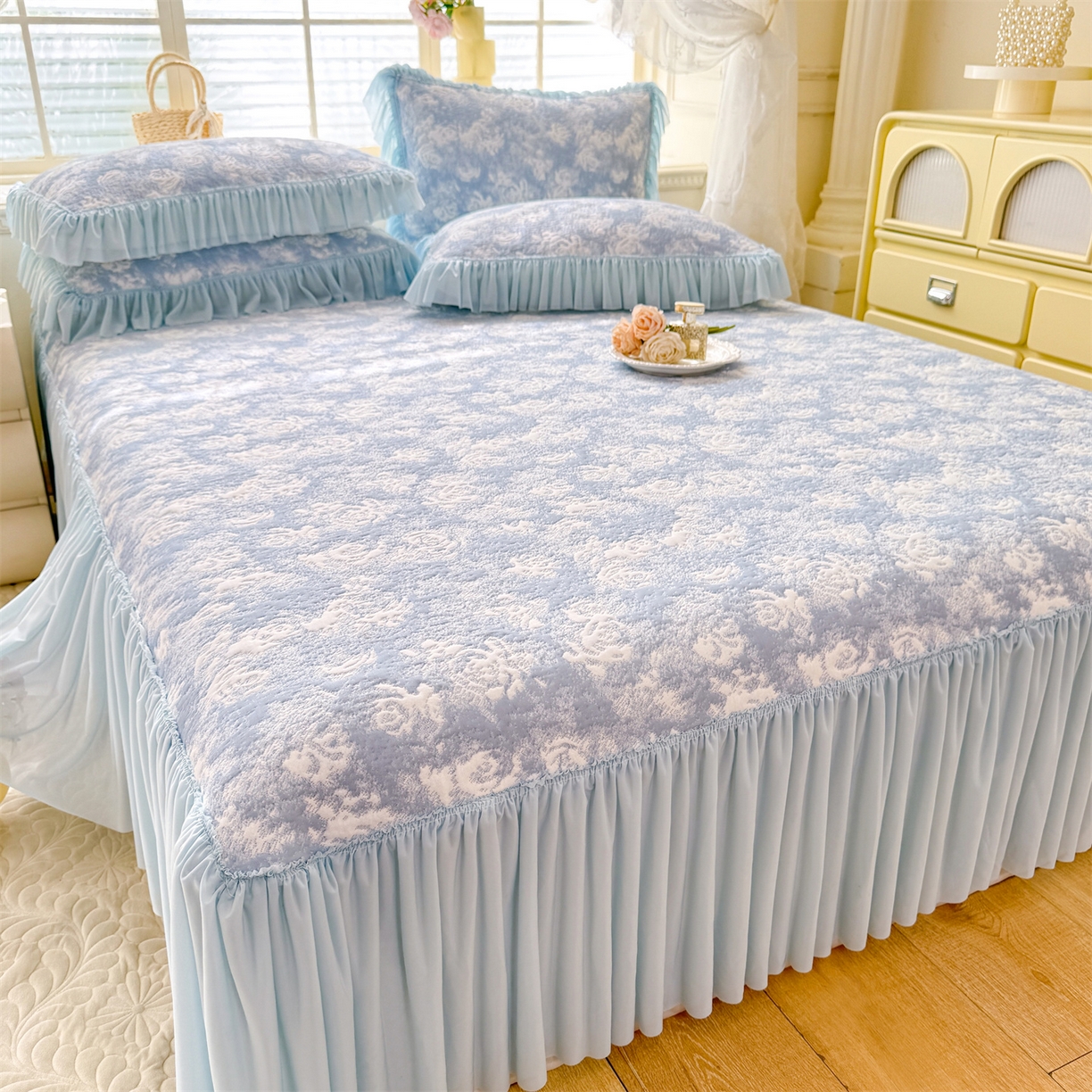 91家纺网 家纺一手货源 找家纺 绒棉世家 2026新款高克重PE聚乙中分子提花刺绣法式花边凉感软席 雾花-天蓝
