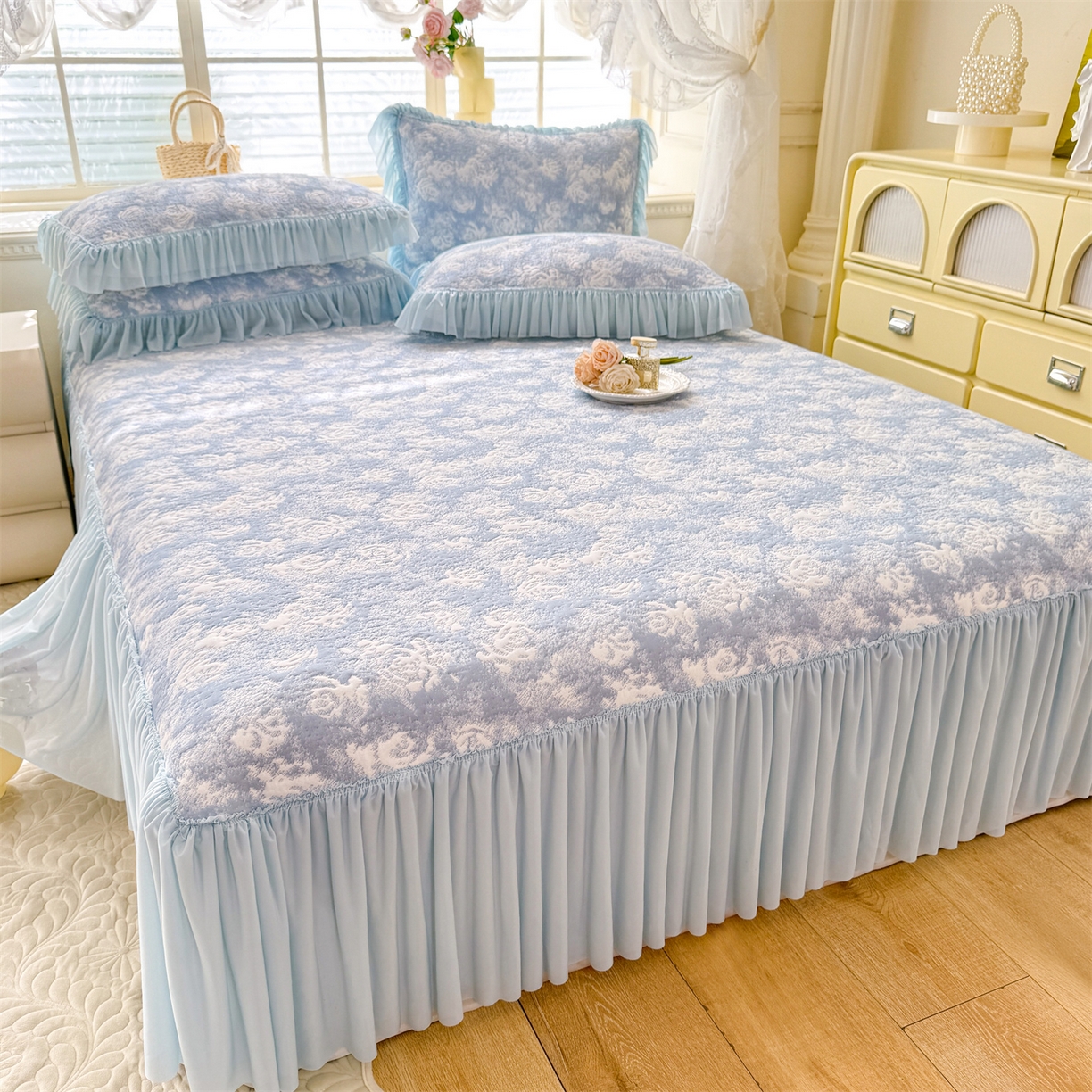 91家纺网 家纺一手货源 找家纺 绒棉世家 2026新款高克重PE聚乙中分子提花刺绣法式花边凉感软席 雾花-天蓝