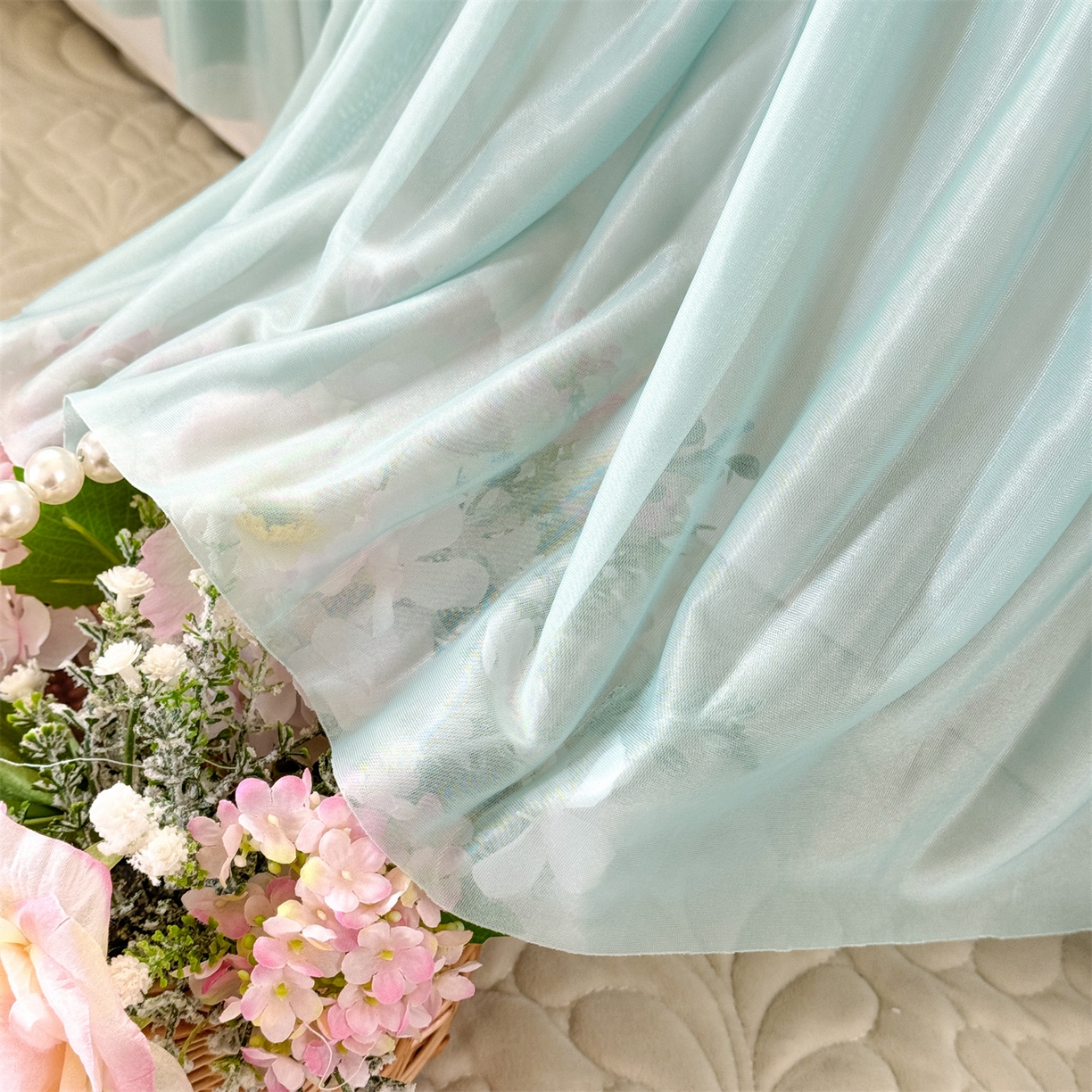 91家纺网 家纺一手货源 找家纺 绒棉世家 2026新款高克重PE聚乙中分子提花刺绣法式花边凉感软席 雾花-湖水蓝