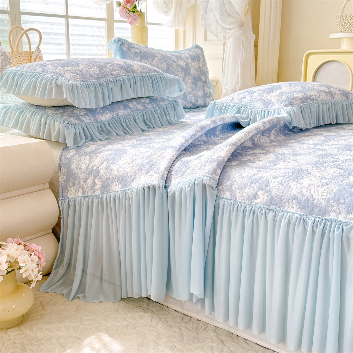 91家纺网 家纺一手货源 找家纺 绒棉世家 2026新款高克重PE聚乙中分子提花刺绣法式花边凉感软席 雾花-天蓝