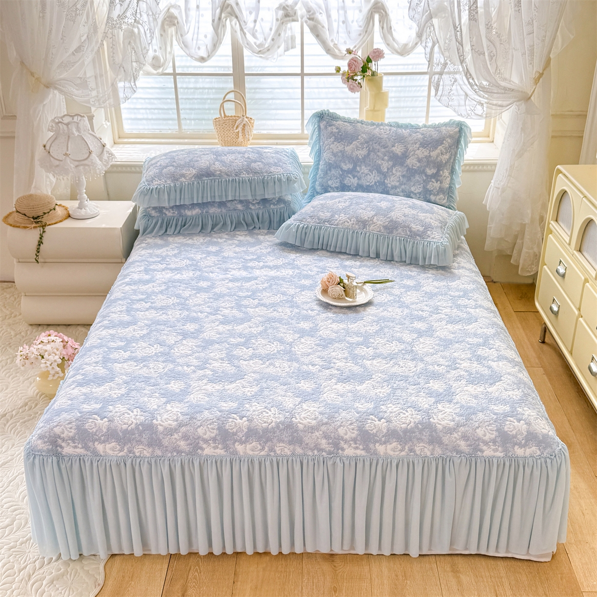 91家纺网 家纺一手货源 找家纺 绒棉世家 2026新款高克重PE聚乙中分子提花刺绣法式花边凉感软席 雾花-天蓝