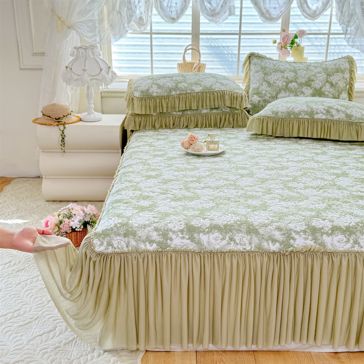 91家纺网 家纺一手货源 找家纺 绒棉世家 2026新款高克重PE聚乙中分子提花刺绣法式花边凉感软席 雾花-深绿