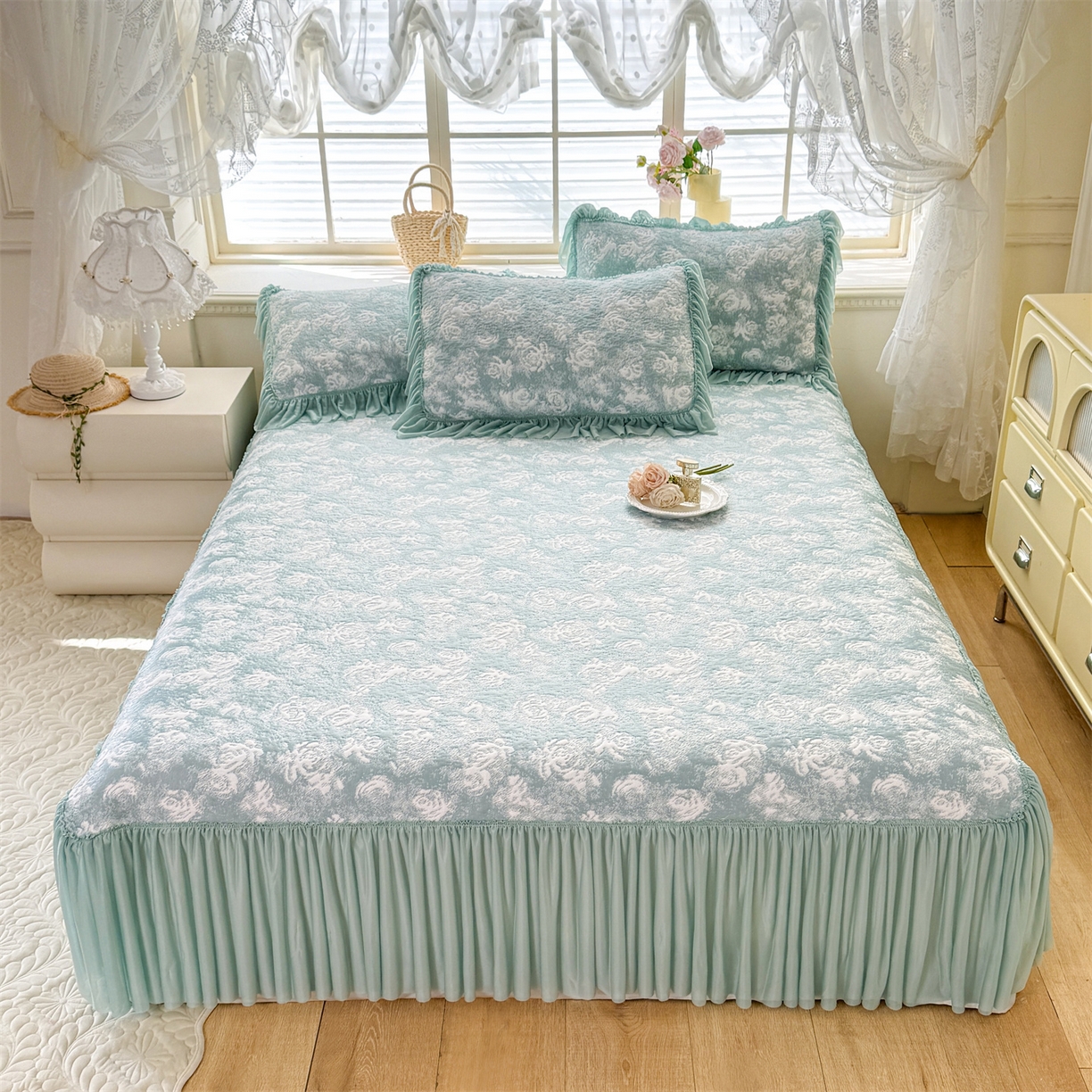 91家纺网 家纺一手货源 找家纺 绒棉世家 2026新款高克重PE聚乙中分子提花刺绣法式花边凉感软席 雾花-湖水蓝