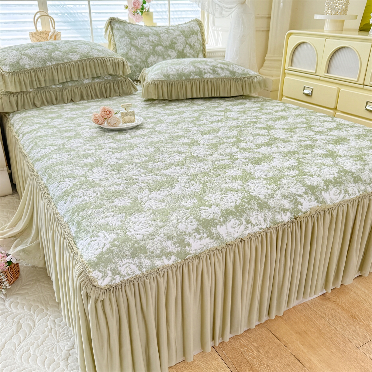 91家纺网 家纺一手货源 找家纺 绒棉世家 2026新款高克重PE聚乙中分子提花刺绣法式花边凉感软席 雾花-深绿