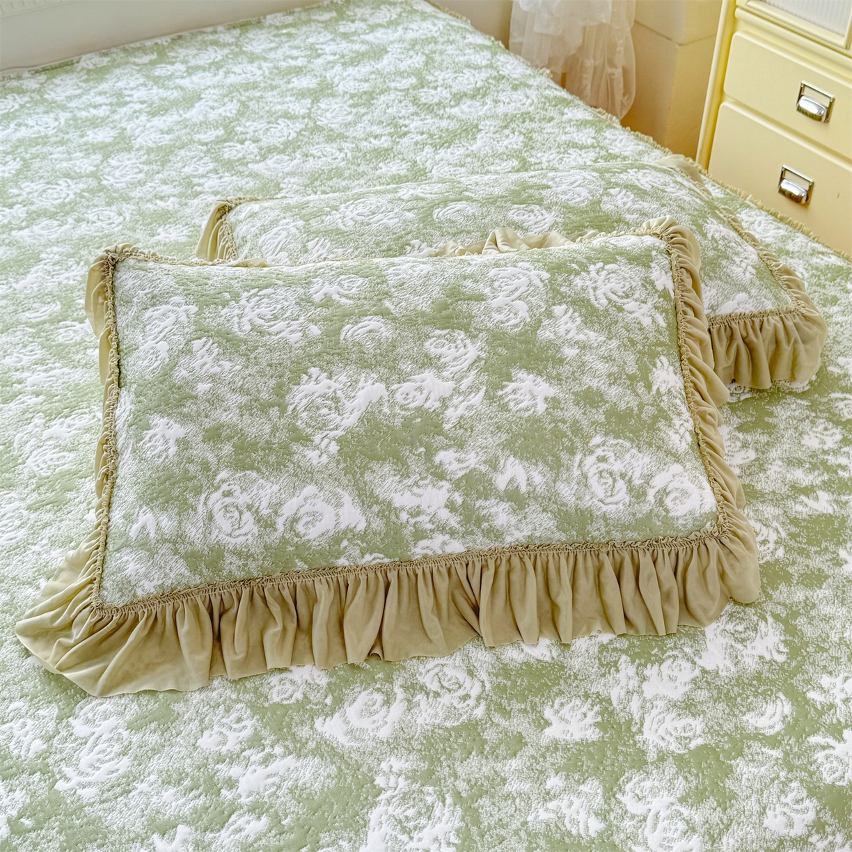 91家纺网 家纺一手货源 找家纺 绒棉世家 2026新款高克重PE聚乙中分子提花刺绣法式花边凉感软席 雾花-深绿