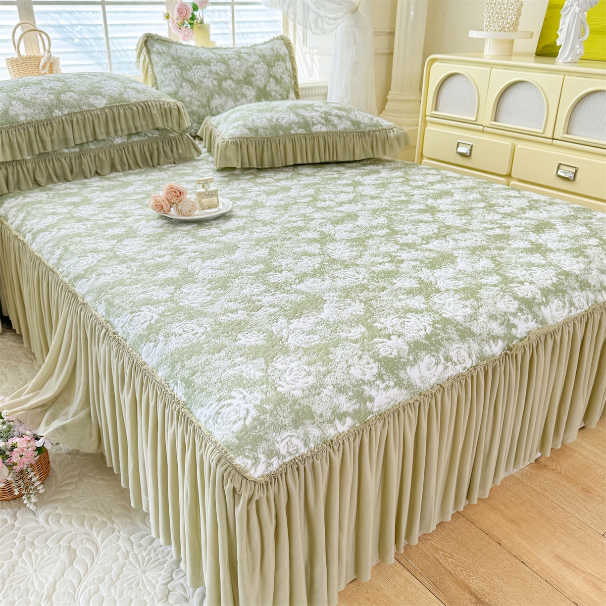 91家纺网 家纺一手货源 找家纺 绒棉世家 2026新款高克重PE聚乙中分子提花刺绣法式花边凉感软席 雾花-深绿