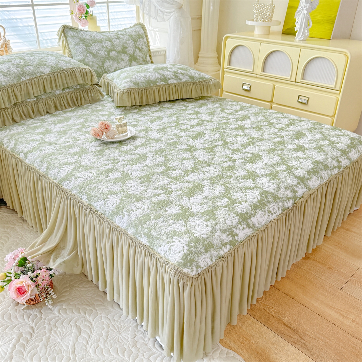 91家纺网 家纺一手货源 找家纺 绒棉世家 2026新款高克重PE聚乙中分子提花刺绣法式花边凉感软席 雾花-深绿