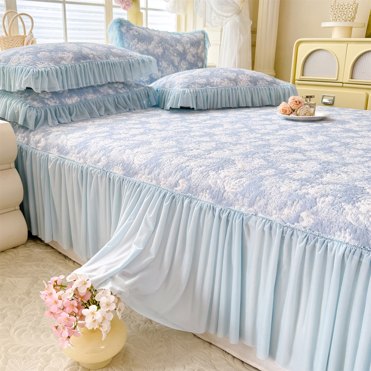 91家纺网 家纺一手货源 找家纺 绒棉世家 2026新款高克重PE聚乙中分子提花刺绣法式花边凉感软席 雾花-天蓝