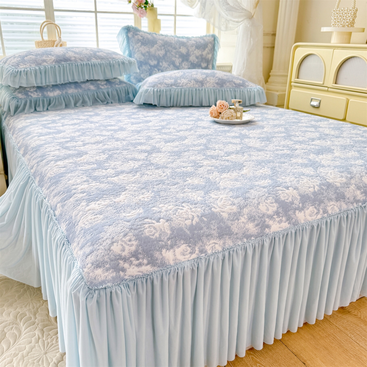 91家纺网 家纺一手货源 找家纺 绒棉世家 2026新款高克重PE聚乙中分子提花刺绣法式花边凉感软席 雾花-天蓝