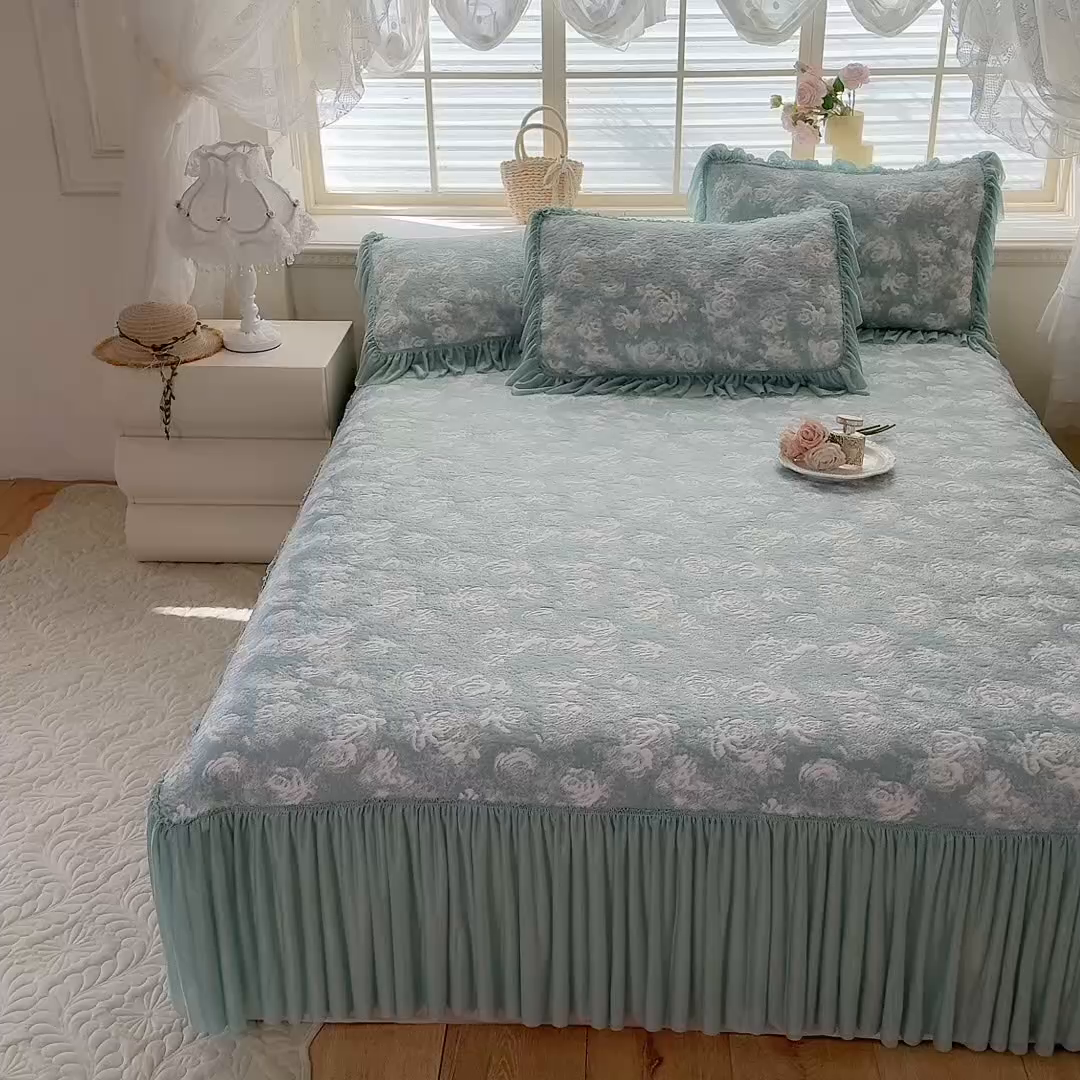 91家纺网 家纺一手货源 找家纺 绒棉世家 2026新款高克重PE聚乙中分子提花刺绣法式花边凉感软席 雾花-湖水蓝