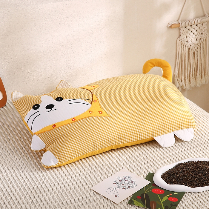 91家纺网 家纺一手货源 找家纺 蔻眠 泡芙猫-全棉双层纱刺绣荞麦护颈枕头儿童卡通枕芯 泡芙猫-黄