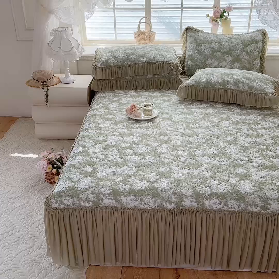 91家纺网 家纺一手货源 找家纺 绒棉世家 2026新款高克重PE聚乙中分子提花刺绣法式花边凉感软席 雾花-深绿