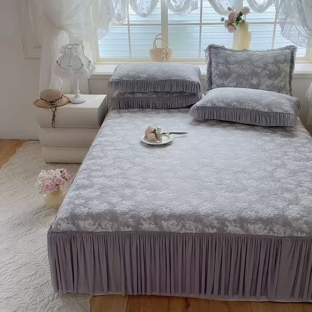 91家纺网 家纺一手货源 找家纺 绒棉世家 2026新款高克重PE聚乙中分子提花刺绣法式花边凉感软席 雾花-浅灰