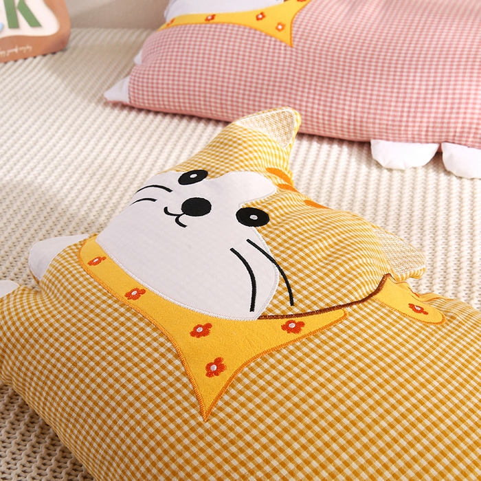 91家纺网 家纺一手货源 找家纺 蔻眠 泡芙猫-全棉双层纱刺绣荞麦护颈枕头儿童卡通枕芯 泡芙猫-黄