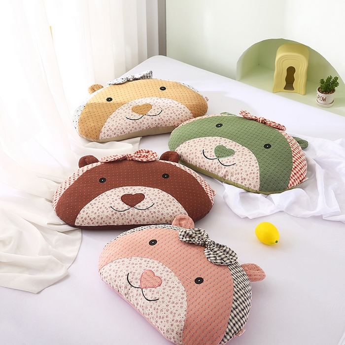 91家纺网 家纺一手货源 找家纺 蔻眠 米洛熊-全棉刺绣卡通荞麦护颈枕头儿童学生荞麦枕芯 主图