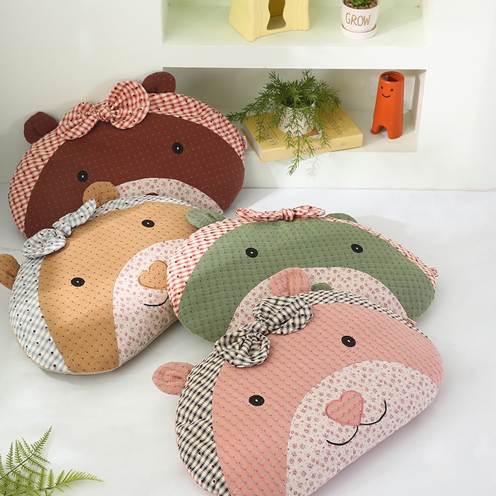 91家纺网 家纺一手货源 找家纺 蔻眠 米洛熊-全棉刺绣卡通荞麦护颈枕头儿童学生荞麦枕芯 主图