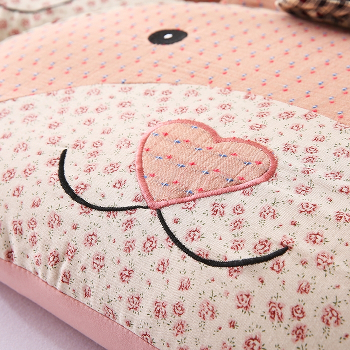 91家纺网 家纺一手货源 找家纺 蔻眠 米洛熊-全棉刺绣卡通荞麦护颈枕头儿童学生荞麦枕芯 米洛熊-粉色