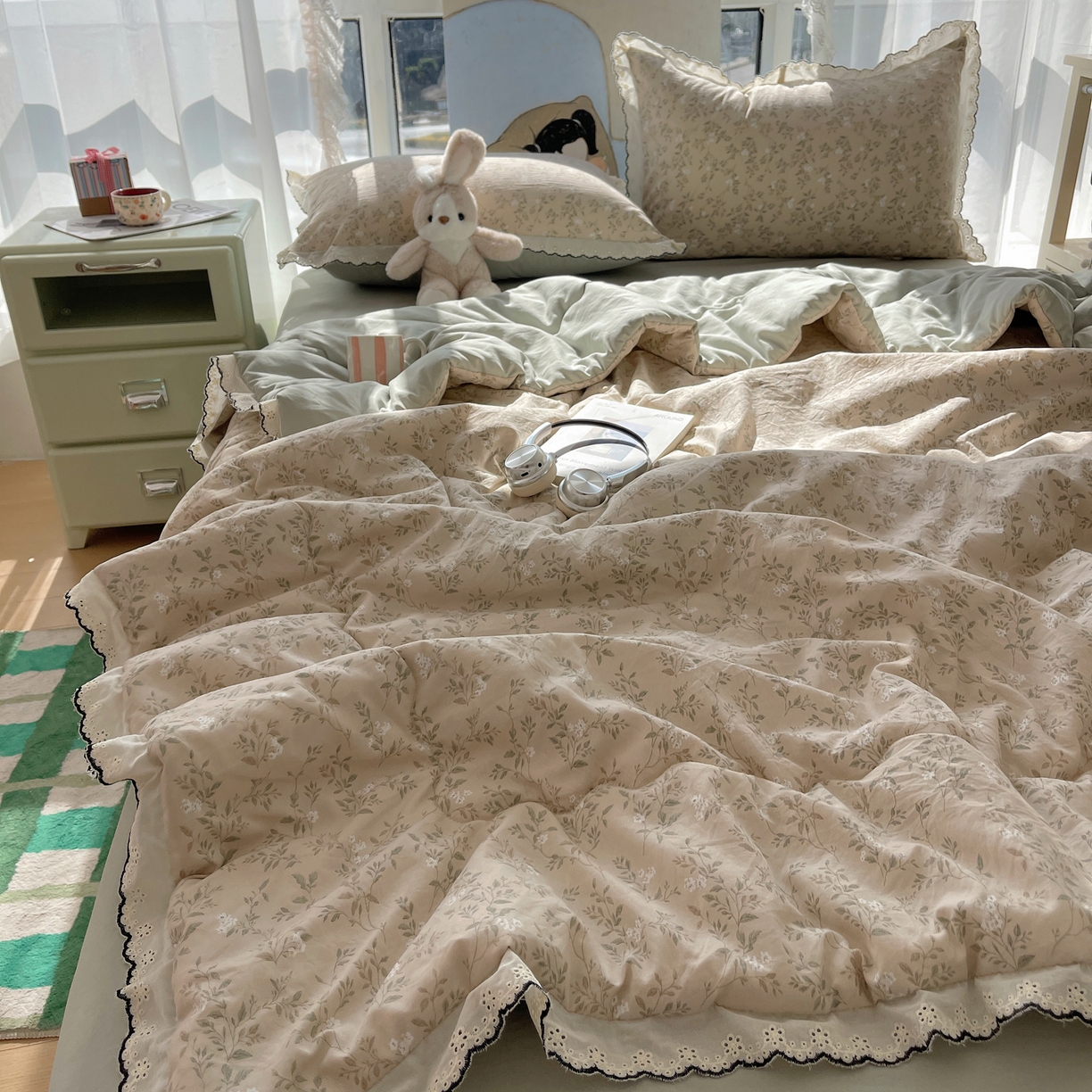 91家纺网 家纺一手货源 找家纺 宝士康家纺 2026新款10A抗菌全棉黑色花边云朵棉单夏被/夏被四件套 云朵棉-茶花绘