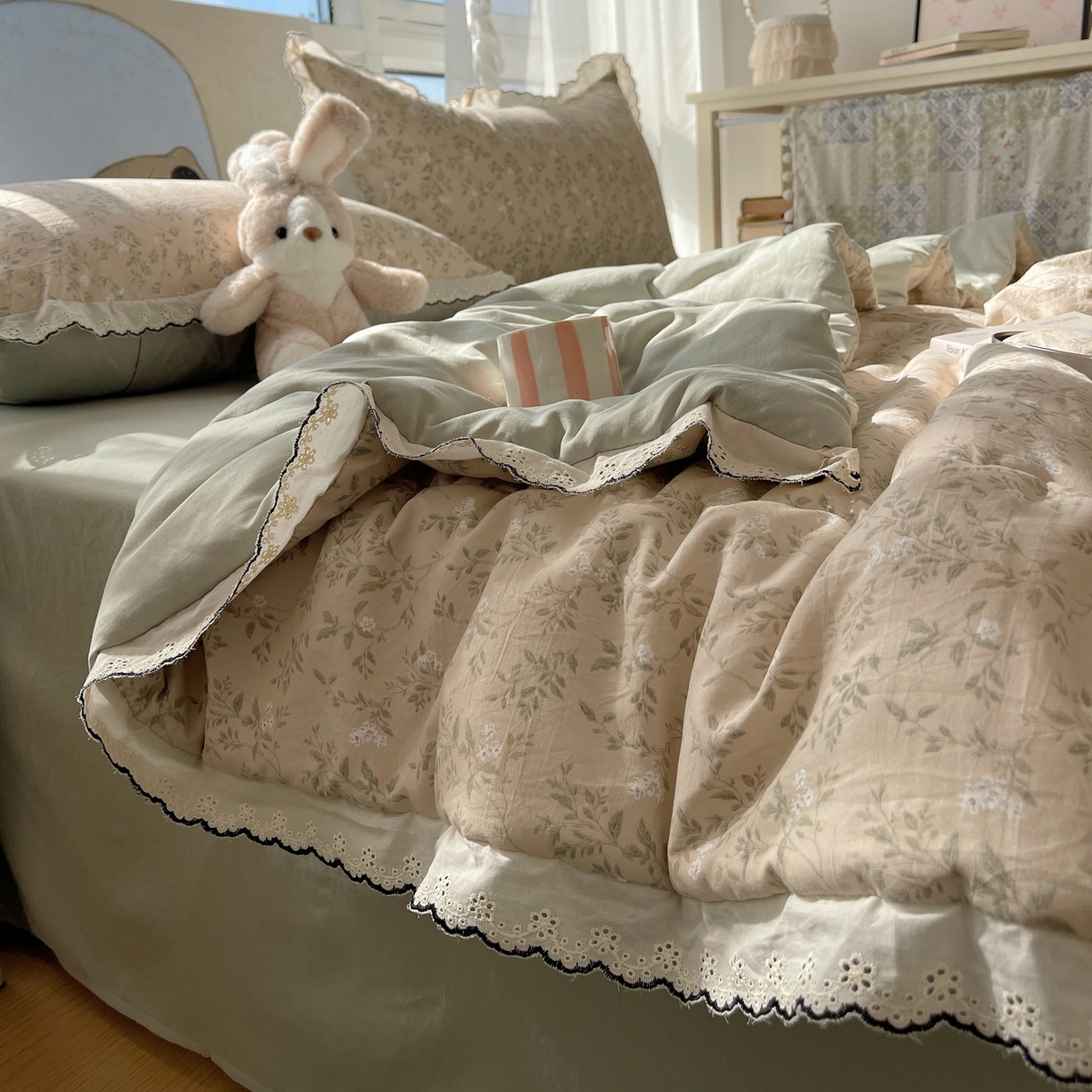 91家纺网 家纺一手货源 找家纺 宝士康家纺 2026新款10A抗菌全棉黑色花边云朵棉单夏被/夏被四件套 云朵棉-茶花绘