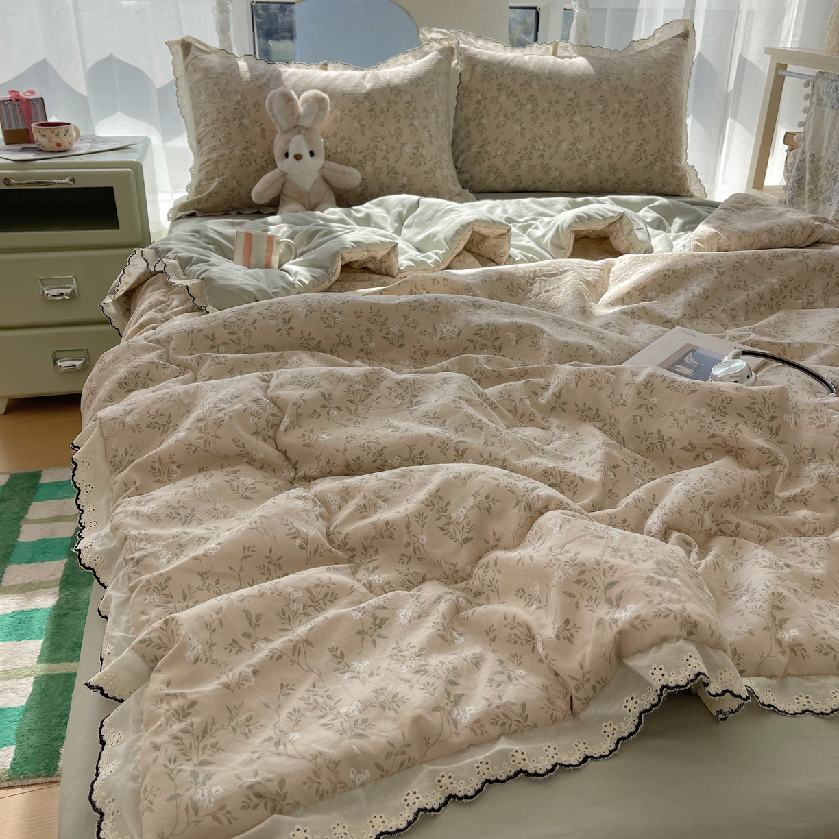 91家纺网 家纺一手货源 找家纺 宝士康家纺 2026新款10A抗菌全棉黑色花边云朵棉单夏被/夏被四件套 云朵棉-茶花绘