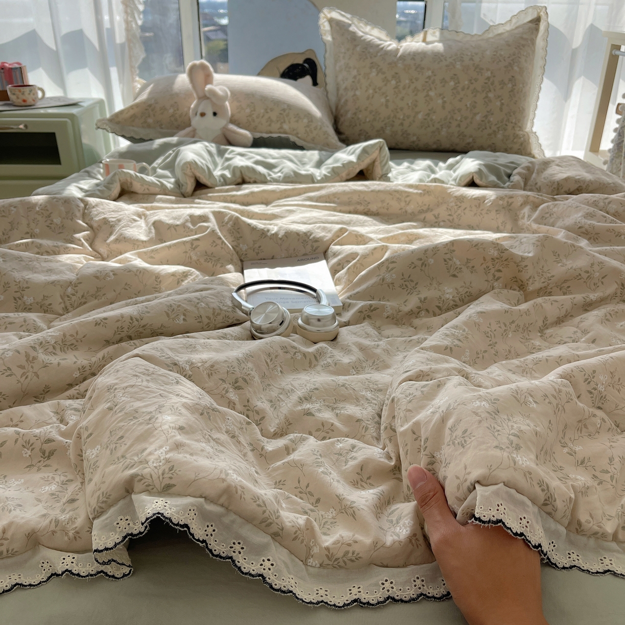 91家纺网 家纺一手货源 找家纺 宝士康家纺 2026新款10A抗菌全棉黑色花边云朵棉单夏被/夏被四件套 云朵棉-茶花绘