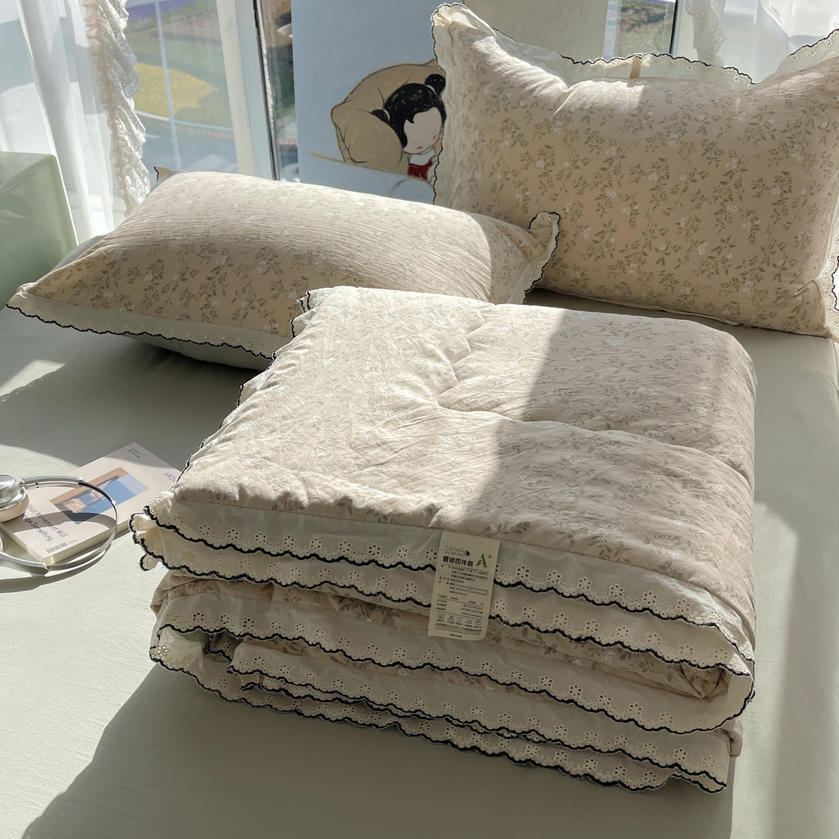 91家纺网 家纺一手货源 找家纺 宝士康家纺 2026新款10A抗菌全棉黑色花边云朵棉单夏被/夏被四件套 云朵棉-茶花绘