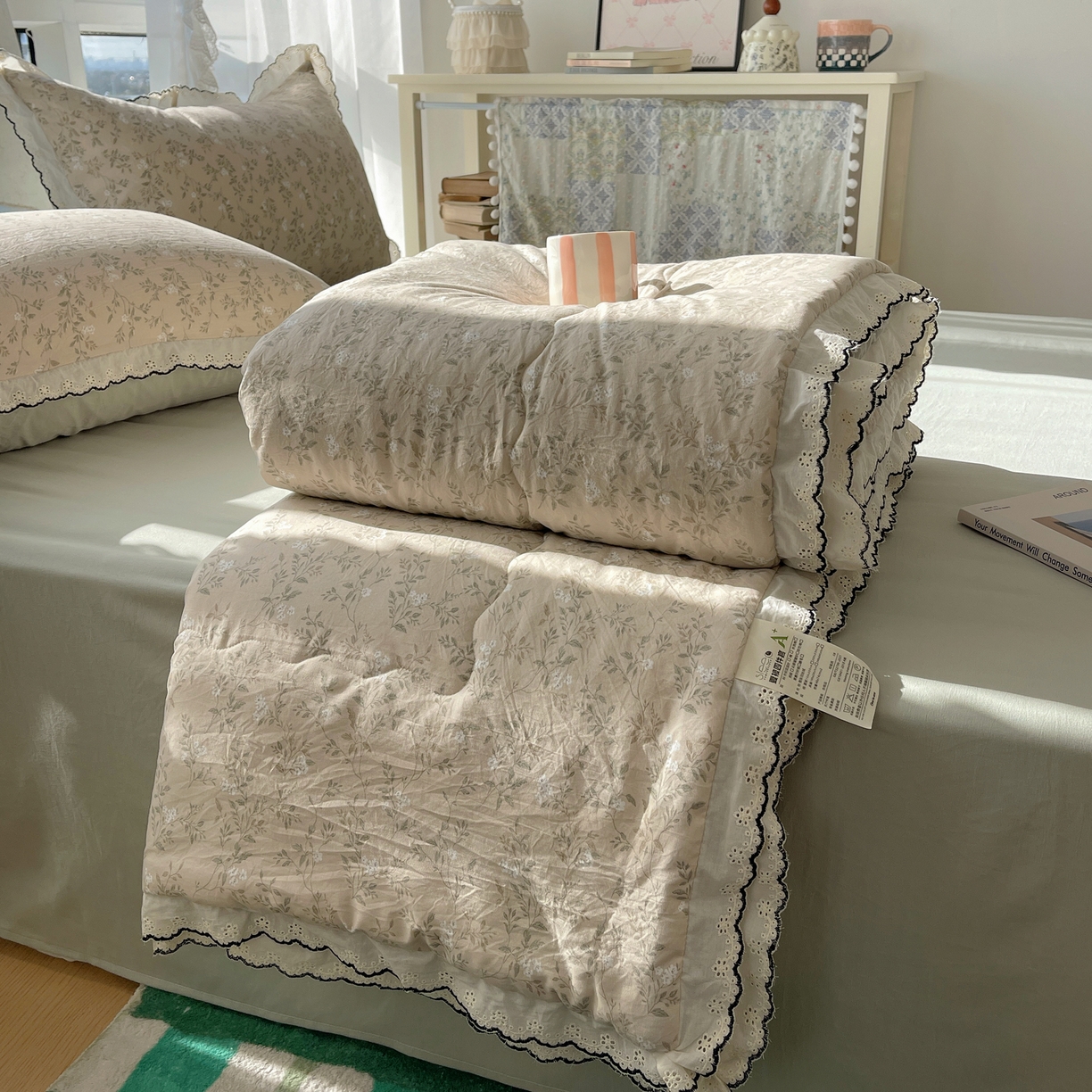 91家纺网 家纺一手货源 找家纺 宝士康家纺 2026新款10A抗菌全棉黑色花边云朵棉单夏被/夏被四件套 云朵棉-茶花绘