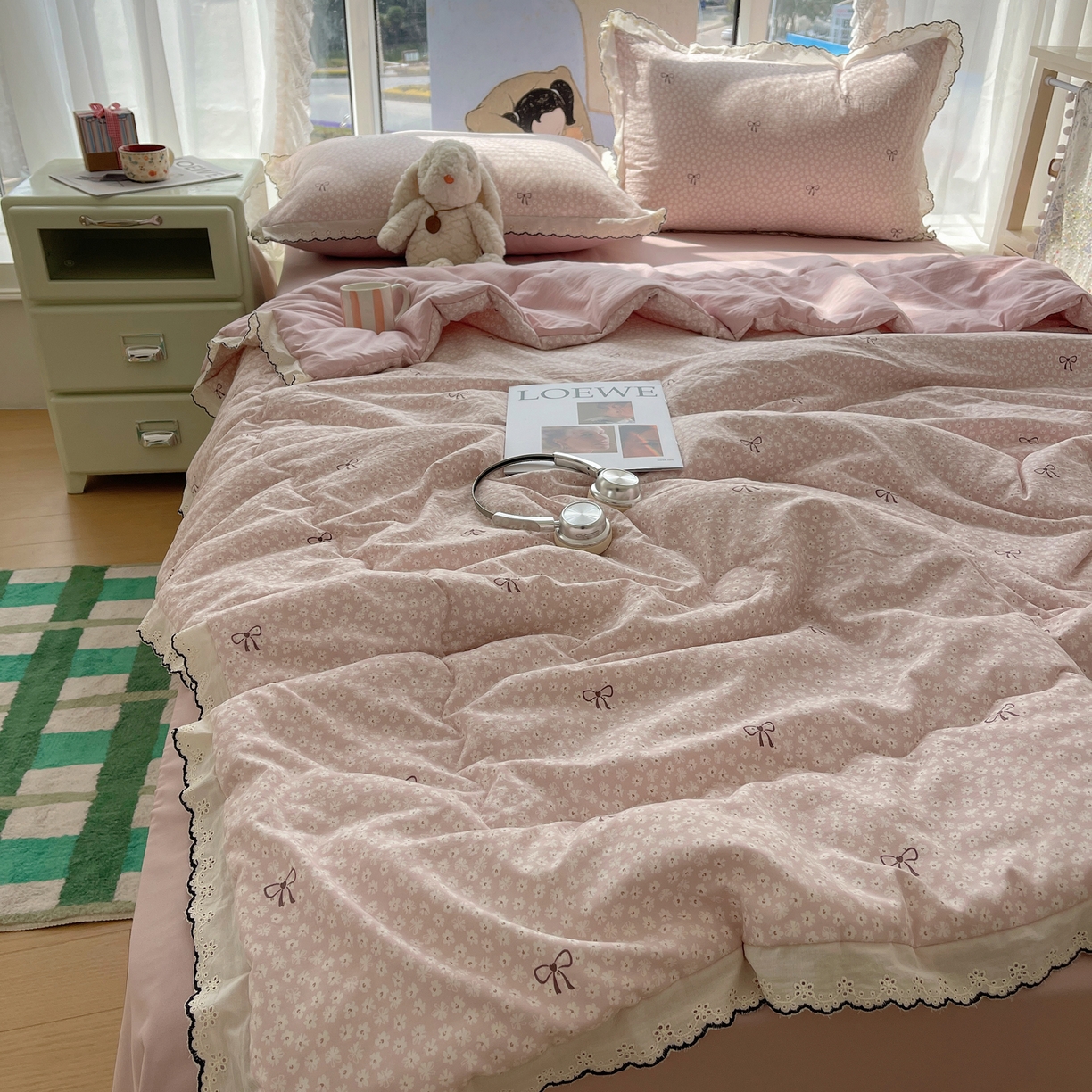 91家纺网 家纺一手货源 找家纺 宝士康家纺 2026新款10A抗菌全棉黑色花边云朵棉单夏被/夏被四件套 云朵棉-粉樱蝴蝶结