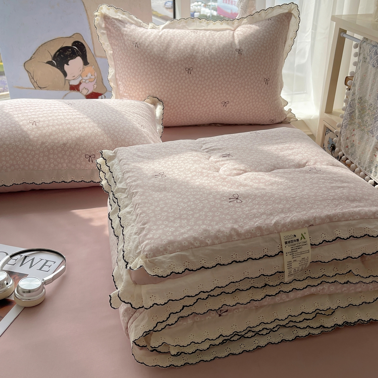 91家纺网 家纺一手货源 找家纺 宝士康家纺 2026新款10A抗菌全棉黑色花边云朵棉单夏被/夏被四件套 云朵棉-粉樱蝴蝶结