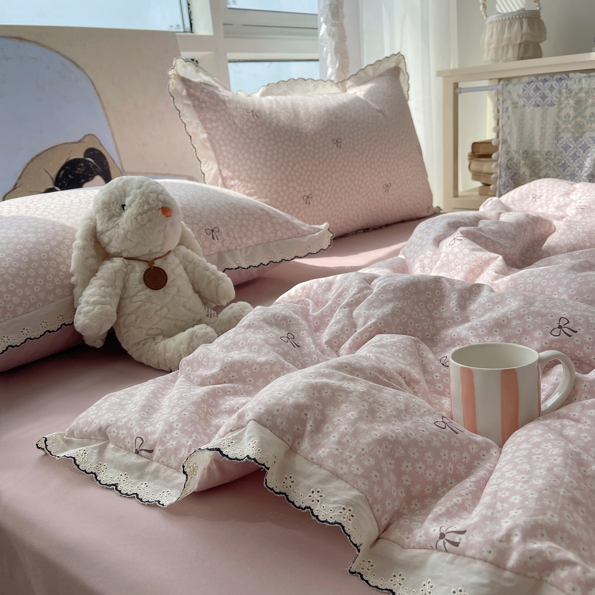 91家纺网 家纺一手货源 找家纺 宝士康家纺 2026新款10A抗菌全棉黑色花边云朵棉单夏被/夏被四件套 云朵棉-粉樱蝴蝶结