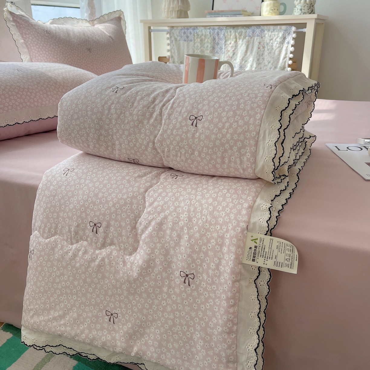 91家纺网 家纺一手货源 找家纺 宝士康家纺 2026新款10A抗菌全棉黑色花边云朵棉单夏被/夏被四件套 云朵棉-粉樱蝴蝶结