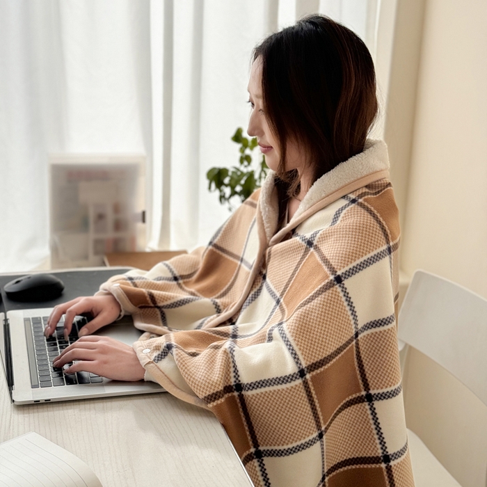 91家纺网 家纺一手货源 找家纺 丹本家纺 2026新款跨境电商爆款多功能办公室午休毯礼品毯可穿披肩盖毯毛毯毯子 奶咖