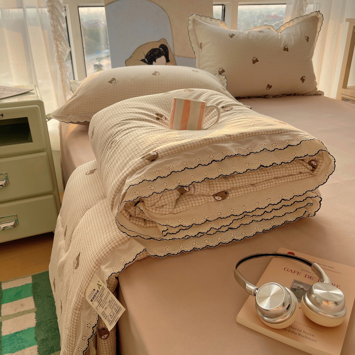 91家纺网 家纺一手货源 找家纺 宝士康家纺 2026新款10A抗菌全棉黑色花边云朵棉单夏被/夏被四件套 云朵棉-格纹小熊