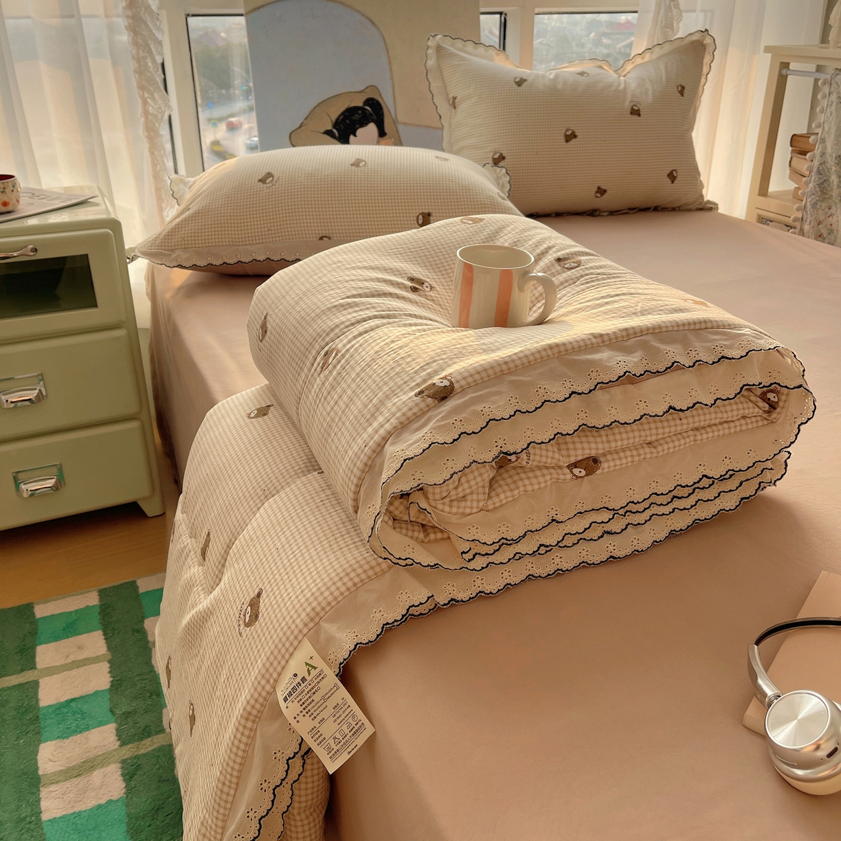 91家纺网 家纺一手货源 找家纺 宝士康家纺 2026新款10A抗菌全棉黑色花边云朵棉单夏被/夏被四件套 云朵棉-格纹小熊