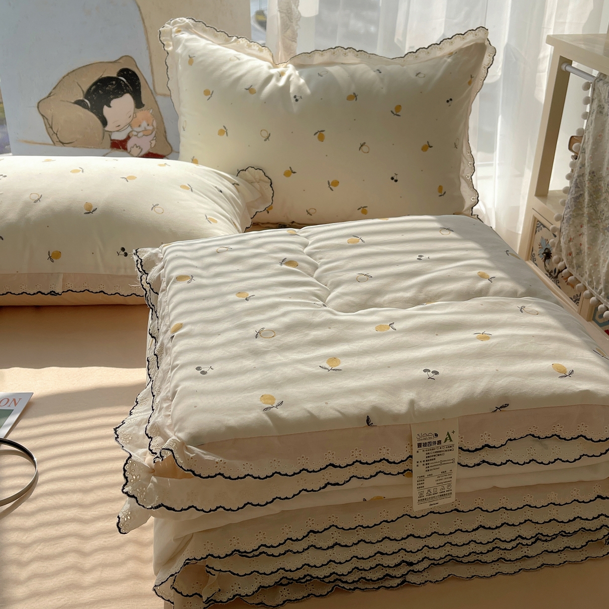 91家纺网 家纺一手货源 找家纺 宝士康家纺 2026新款10A抗菌全棉黑色花边云朵棉单夏被/夏被四件套 云朵棉-禾风果语