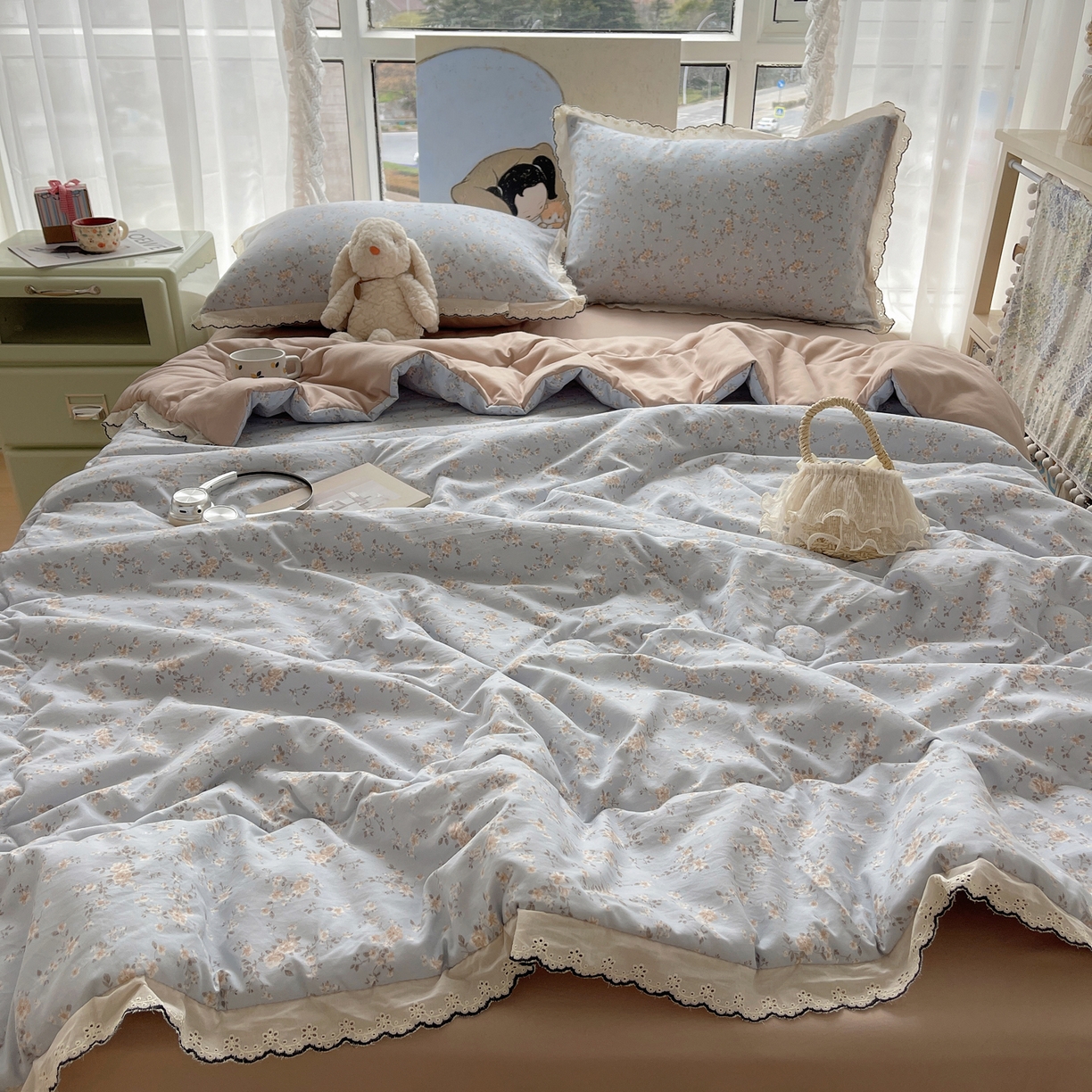 91家纺网 家纺一手货源 找家纺 宝士康家纺 2026新款10A抗菌全棉黑色花边云朵棉单夏被/夏被四件套 云朵棉-浅蓝花夕